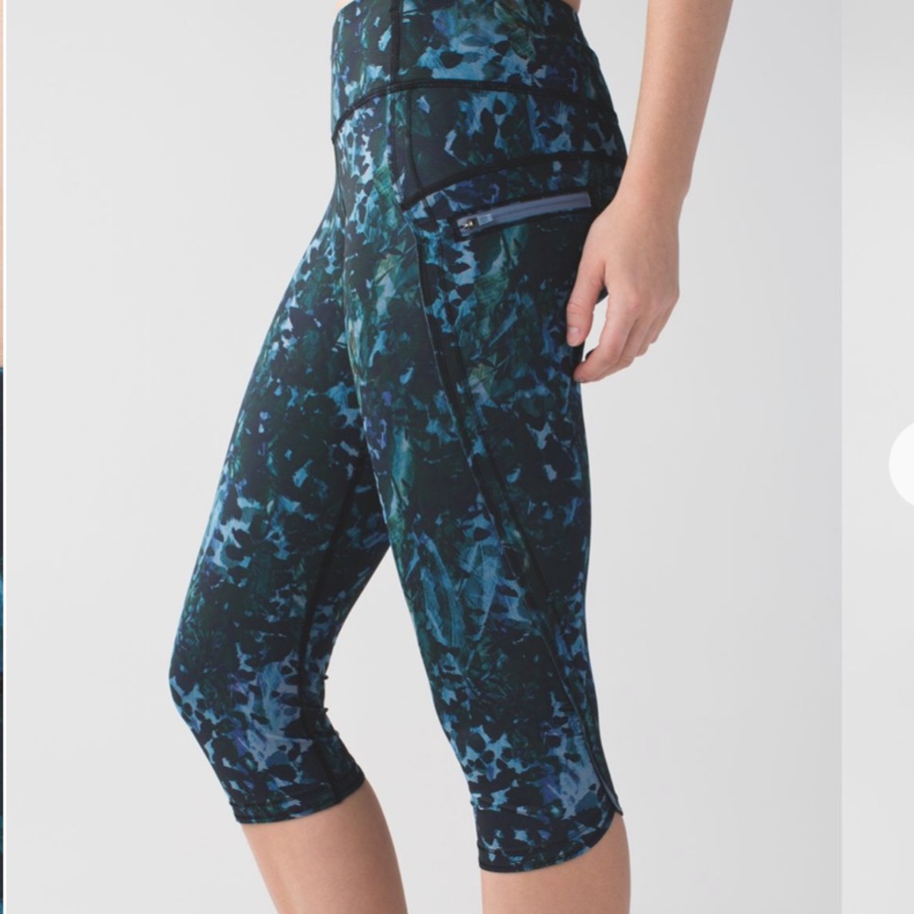 Lululemon Run: Top Speed Crop *Full-On Luxtreme
Size 4